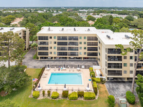 Green Dolphin Park in Tarpon Springs, FL - Foto de edificio - Building Photo