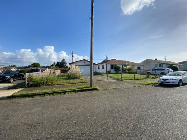 1707 Garfield St in North Bend, OR - Building Photo - Building Photo