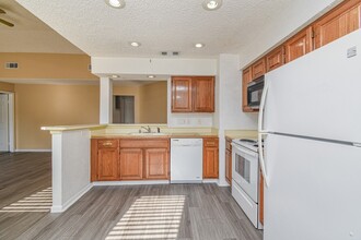 2011 Spenwick Dr, Unit 523 in Houston, TX - Foto de edificio - Building Photo