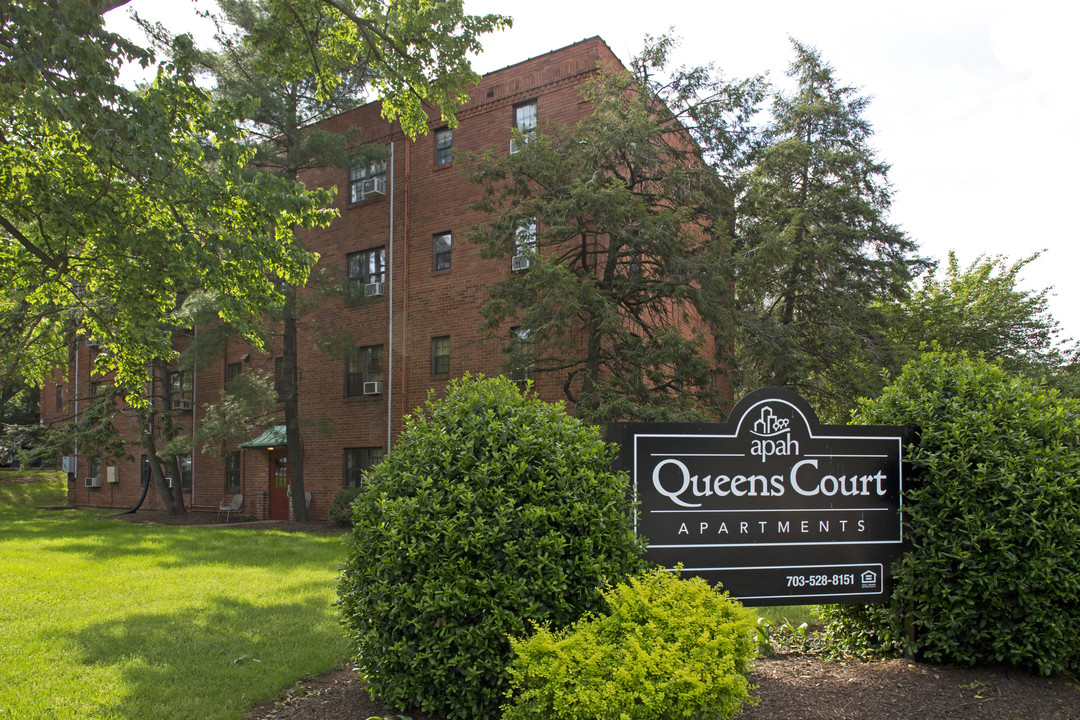 Queens Court Apartments in Arlington, VA - Building Photo