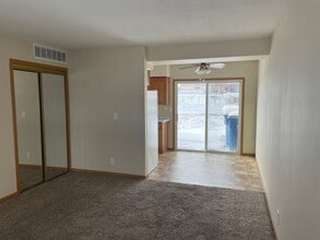 444 S 14th St in Le Claire, IA - Building Photo - Building Photo