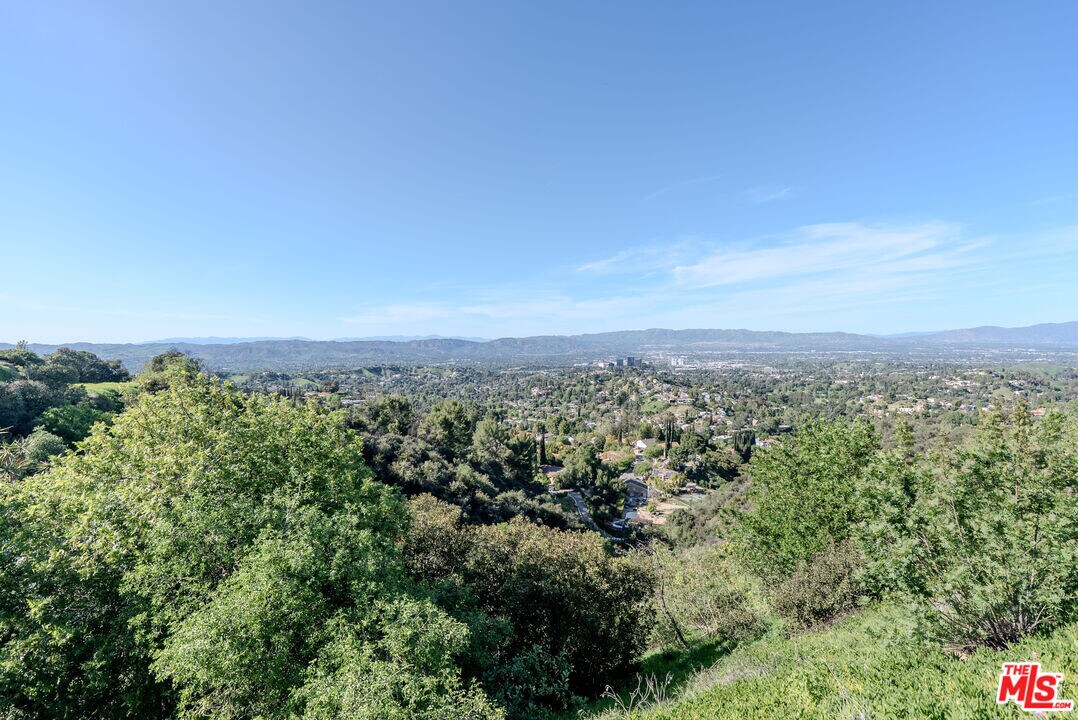 106 Pawnee in Topanga, CA - Building Photo