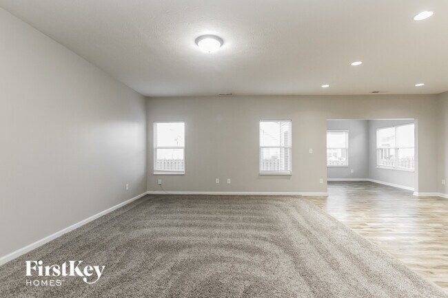 821 Blue Ash Trail in Greenwood, IN - Foto de edificio - Building Photo