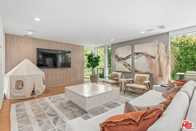 2736 Armacost Ave in Los Angeles, CA - Foto de edificio - Building Photo