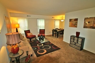 Drakeshire in Farmington, MI - Building Photo - Building Photo