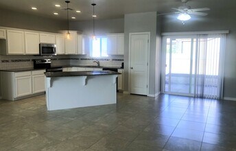 2053 Buena Vista Dr in Kingman, AZ - Building Photo - Building Photo