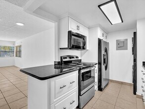 220 Lakeview Dr in Weston, FL - Building Photo - Building Photo