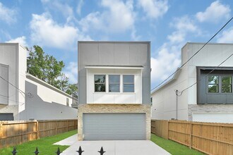 90 Burress St in Houston, TX - Building Photo - Building Photo