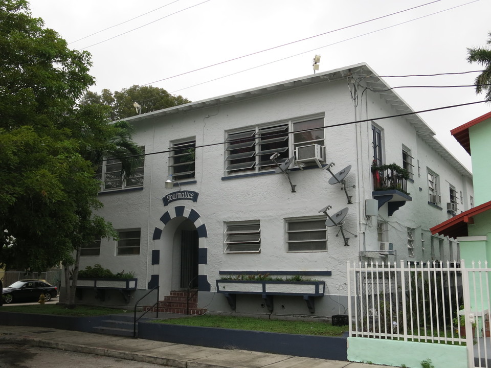 577 SW 5th St in Miami, FL - Building Photo