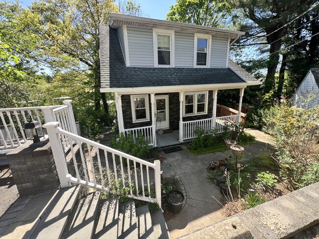 property at 22 Knoll Pl