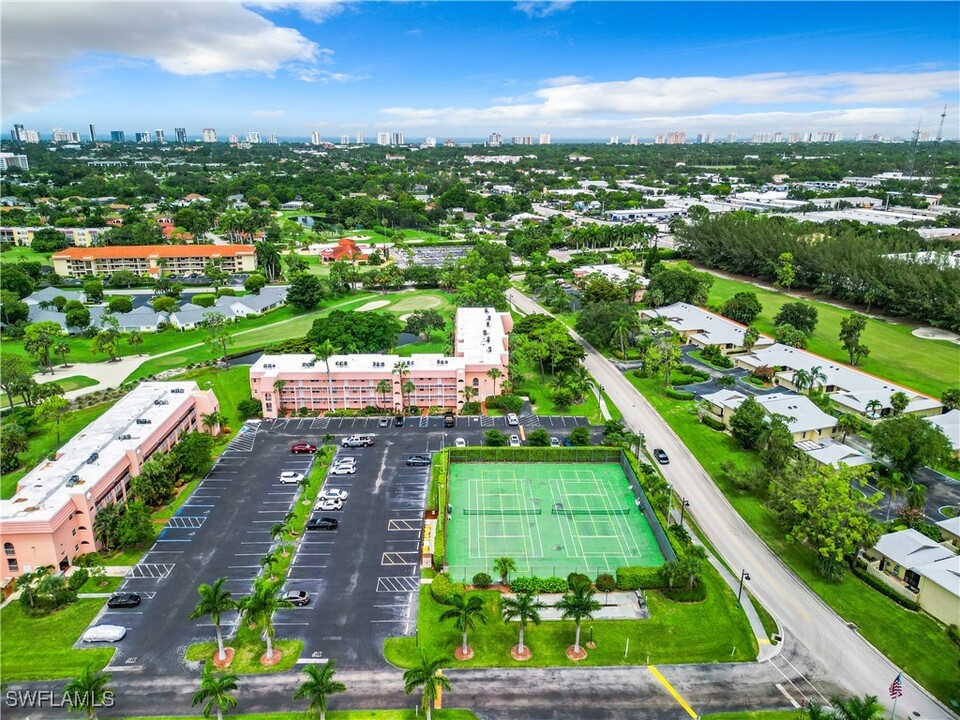 100 Forest Lakes Blvd in Naples, FL - Building Photo