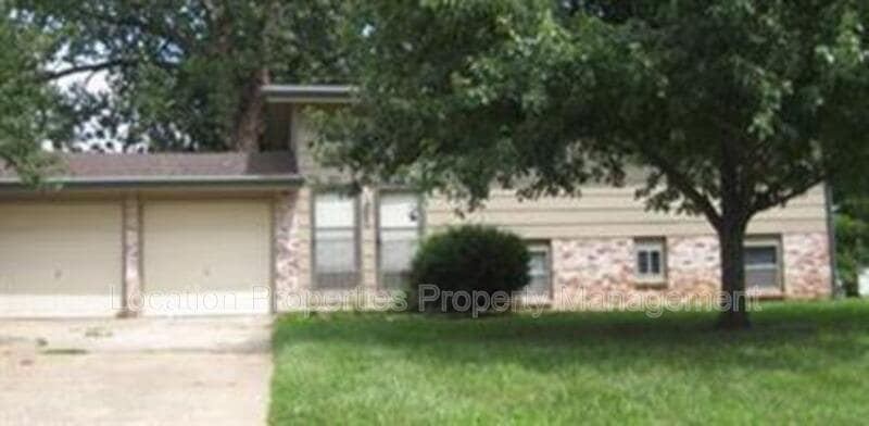 2428 Cedarwood Ave in Lawrence, KS - Building Photo