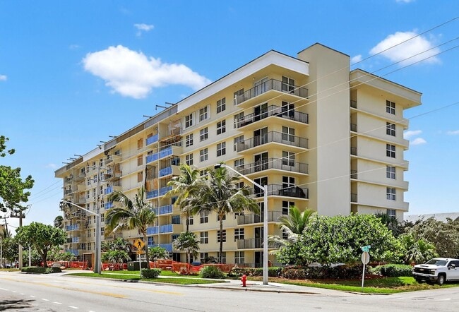 1009 N Ocean Blvd, Unit 312 in Pompano Beach, FL - Building Photo - Building Photo