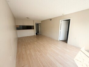 960 Lake Victoria Dr in West Palm Beach, FL - Building Photo - Building Photo