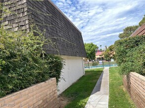 2963 Pinehurst Dr in Las Vegas, NV - Building Photo - Building Photo