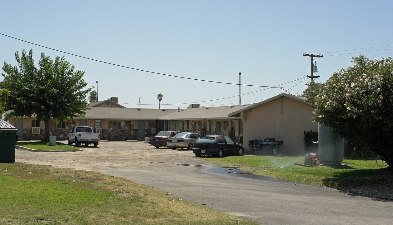 2742 S Golden State Blvd in Fowler, CA - Building Photo