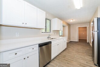 3355 Luxembourg Cir in Decatur, GA - Foto de edificio - Building Photo