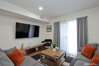 1 Concorde Way in Windsor Locks, CT - Building Photo - Building Photo