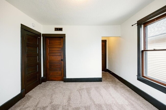 218 1/2 W 7th St in Muscatine, IA - Building Photo - Building Photo