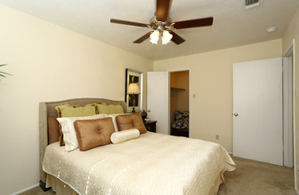 Willow Oaks in Bryan, TX - Building Photo - Interior Photo