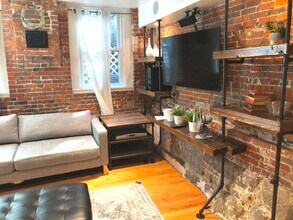 19 Branch St, Unit B in Boston, MA - Foto de edificio - Building Photo