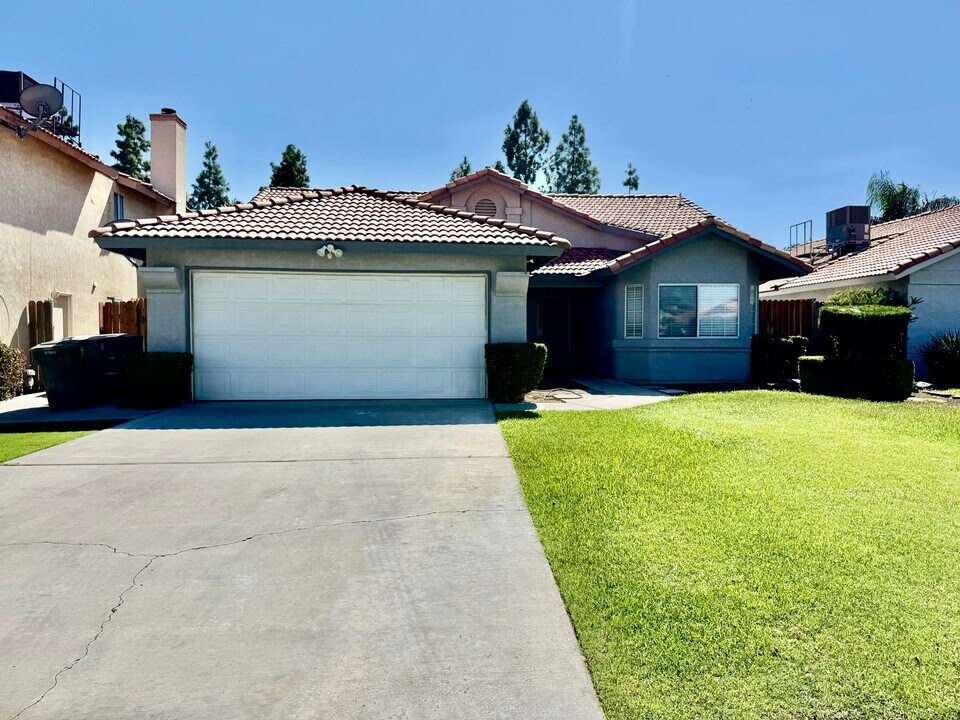 7625 Canyon Clover Dr in Bakersfield, CA - Building Photo