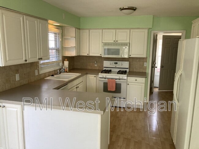 1013 Worcester Dr NE in Grand Rapids, MI - Building Photo - Building Photo