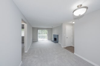 Village Fair in Bremerton, WA - Foto de edificio - Interior Photo