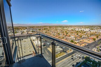 4381 W Flamingo Rd in Las Vegas, NV - Foto de edificio - Building Photo