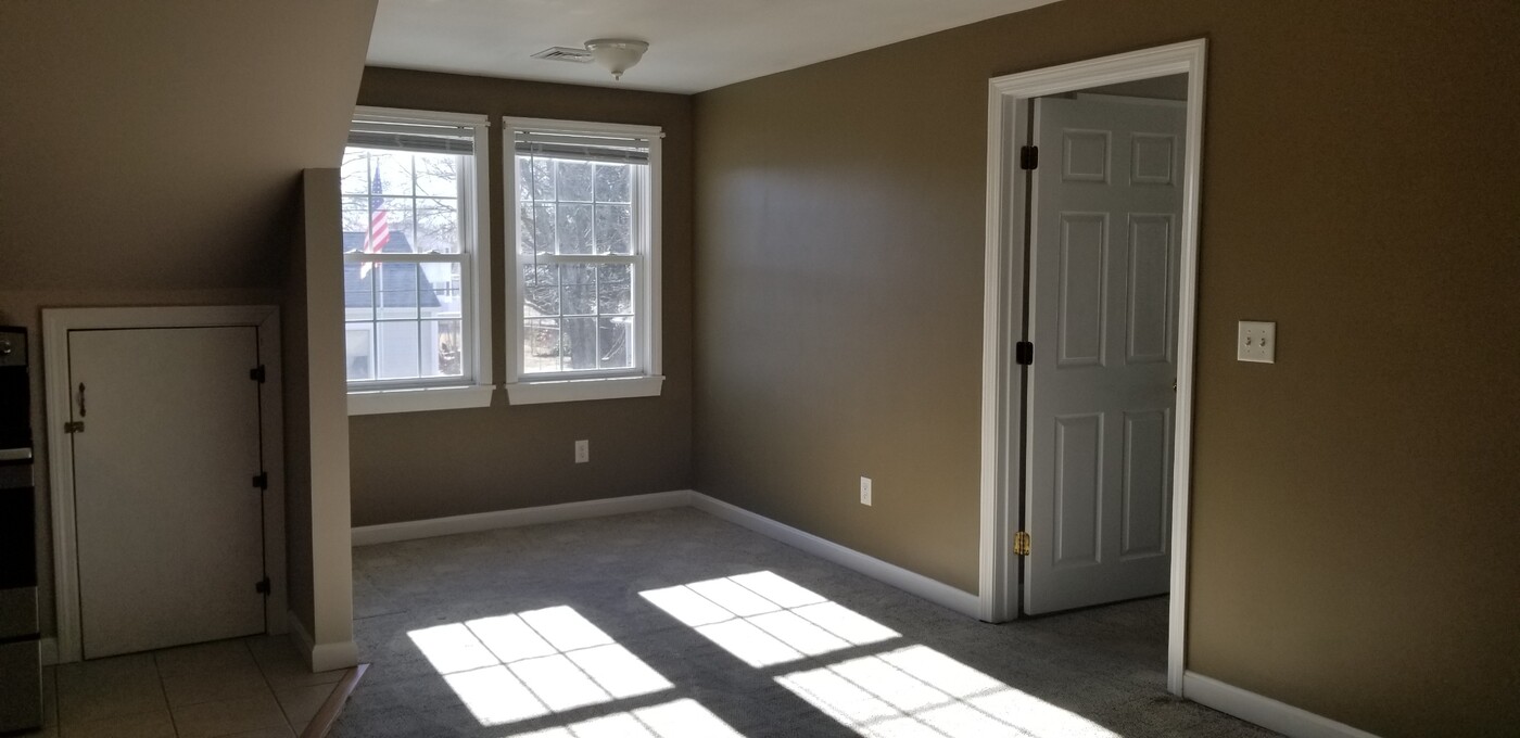 11 Champlain Ave, Unit 2 in Blackstone, MA - Foto de edificio