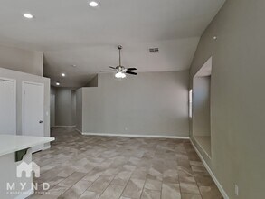 423 Regal Robin Way in North Las Vegas, NV - Building Photo - Building Photo