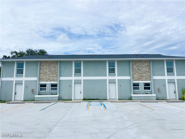 16060 Dublin Cir in Ft. Myers, FL - Building Photo - Building Photo