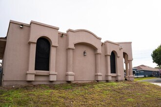 8801 Justice Dr in Laredo, TX - Building Photo - Building Photo