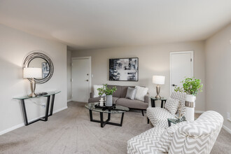 Carson Square Apartments in Hampton, VA - Foto de edificio - Interior Photo