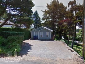 1604 NE 12th St in Lincoln City, OR - Building Photo