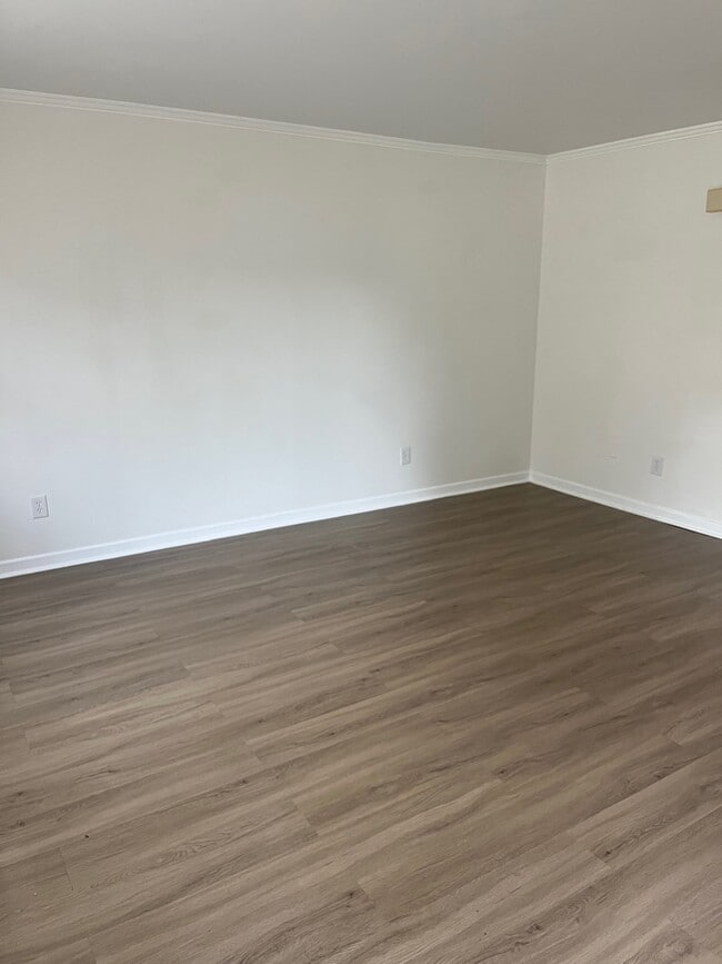 property at 7 Montis Dr
