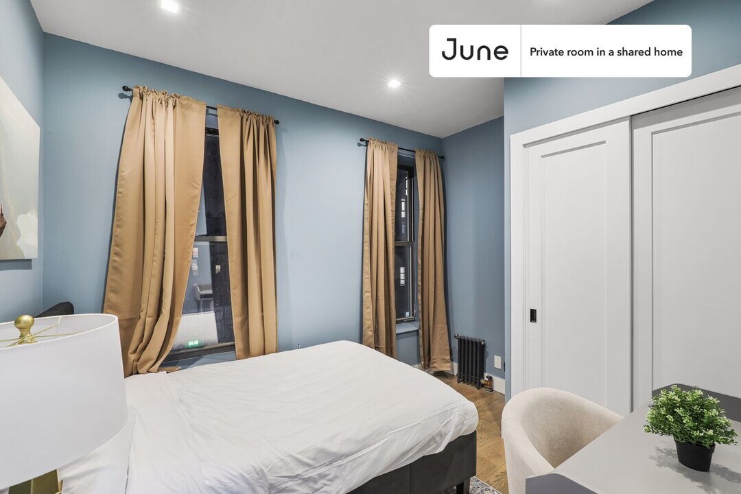 Private bedroom in 4 bed/2 bath Home in New York, NY - Building Photo