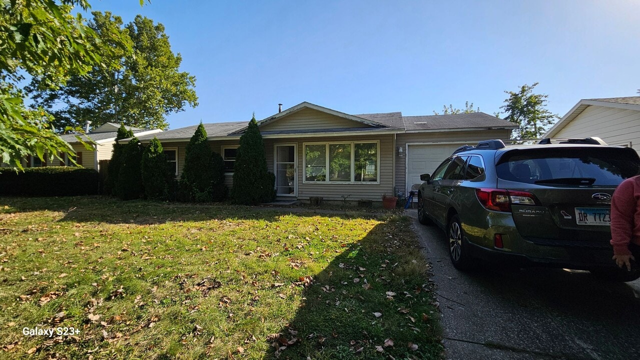 1212 Holiday Dr in Champaign, IL - Building Photo