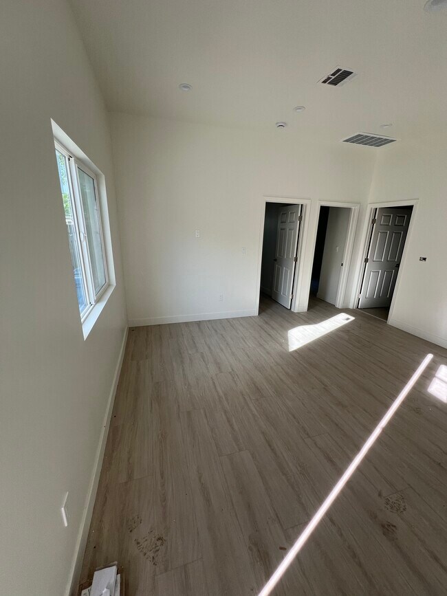 10334 Eldora Ave in Sunland, CA - Foto de edificio - Building Photo