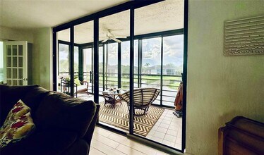 7582 Regency Lake Dr in Boca Raton, FL - Building Photo - Building Photo