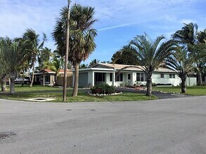 1575 NE 47th St in Oakland Park, FL - Building Photo - Building Photo