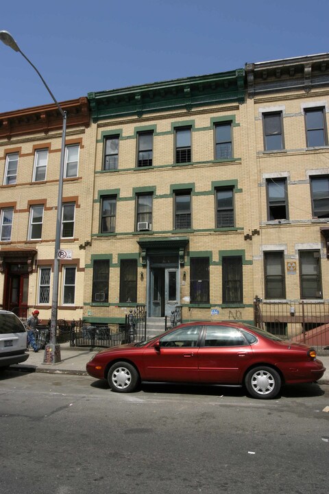 841 Hart St in Brooklyn, NY - Building Photo