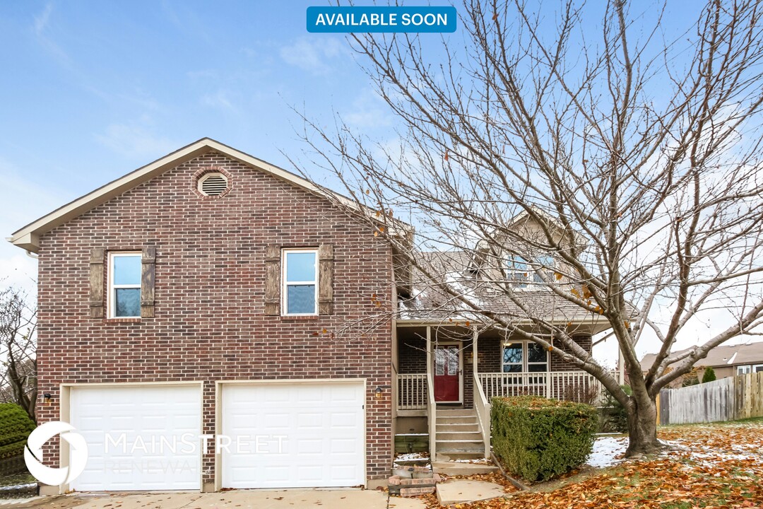 200 NE Thames Ct in Blue Springs, MO - Building Photo