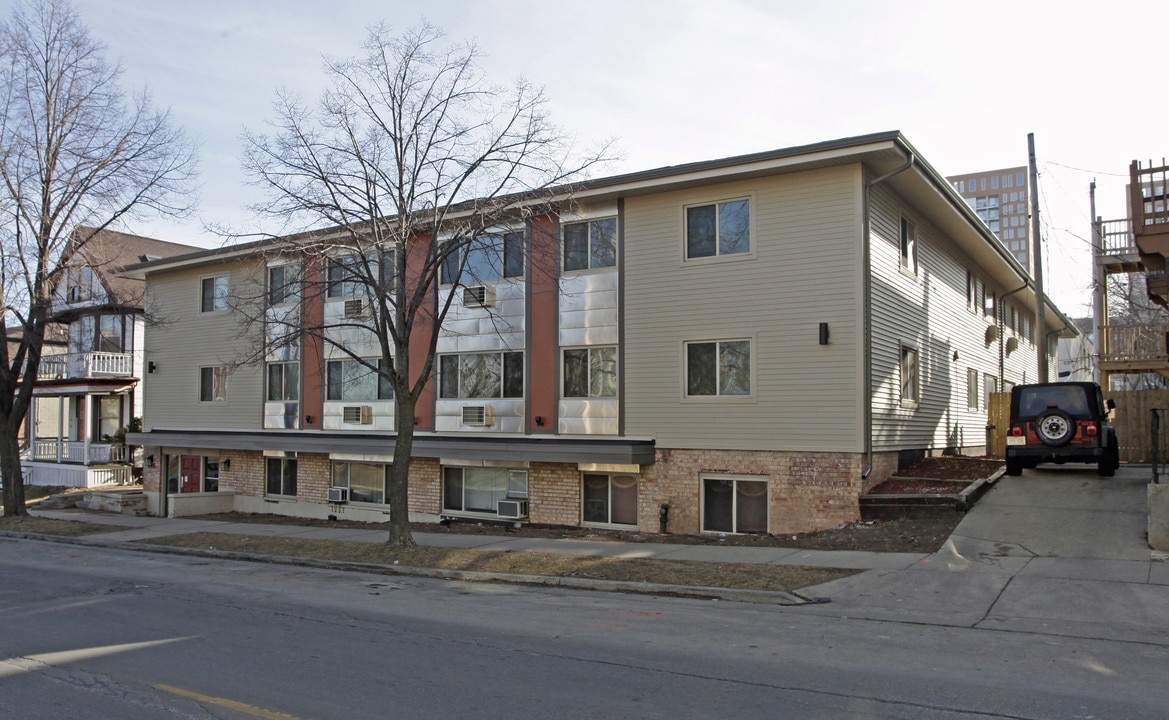 2018 Oakland in Milwaukee, WI - Building Photo