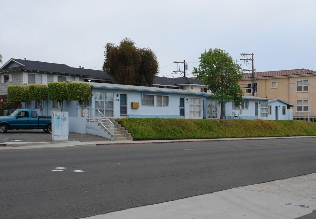5231-5245 La Jolla Mesa Dr in San Diego, CA - Foto de edificio