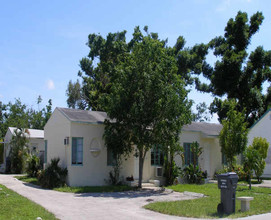 2420 Lincoln St in Hollywood, FL - Building Photo - Building Photo