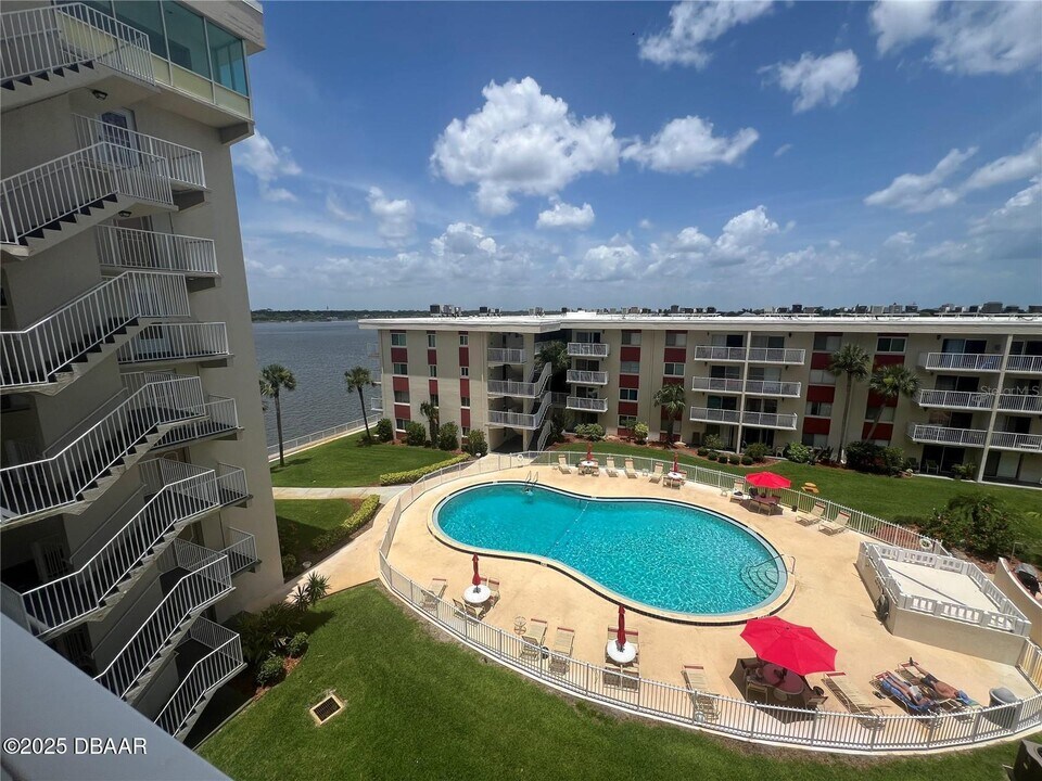 2711 N Halifax Ave in Daytona Beach, FL - Building Photo