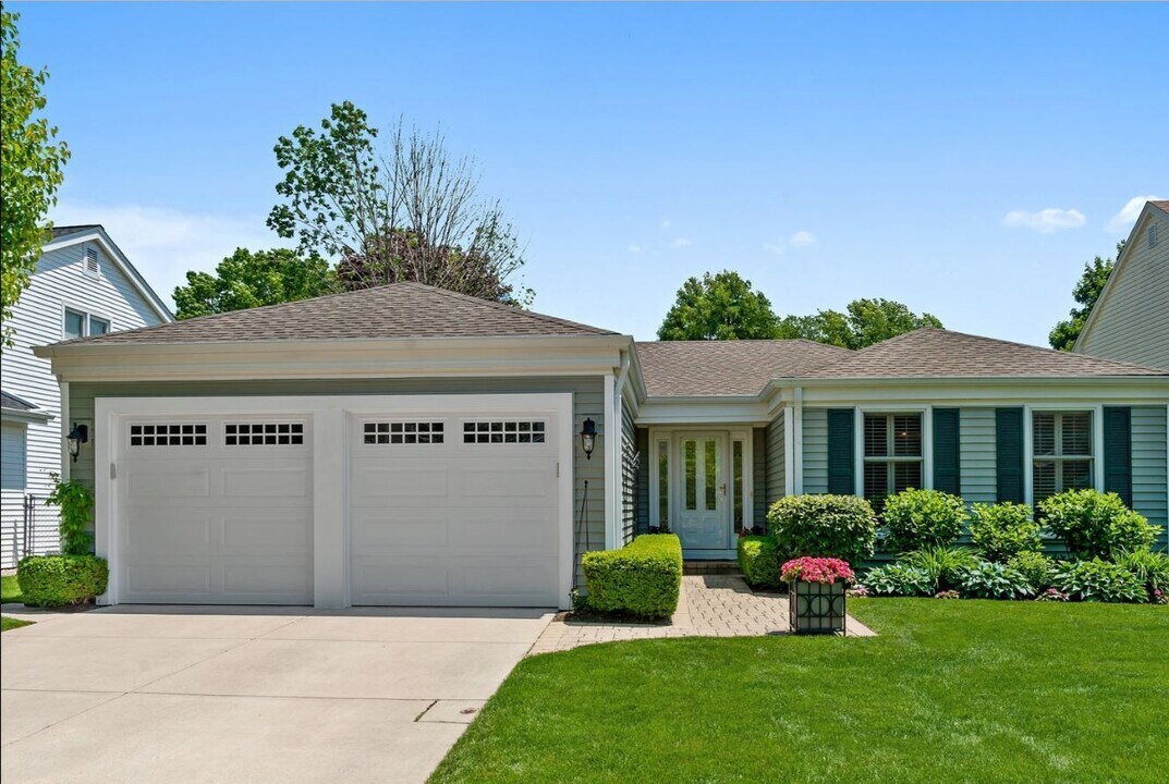 933 Shambliss Ln in Buffalo Grove, IL - Building Photo