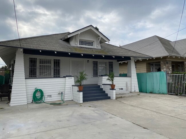 1234 W 37th Dr in Los Angeles, CA - Foto de edificio - Building Photo