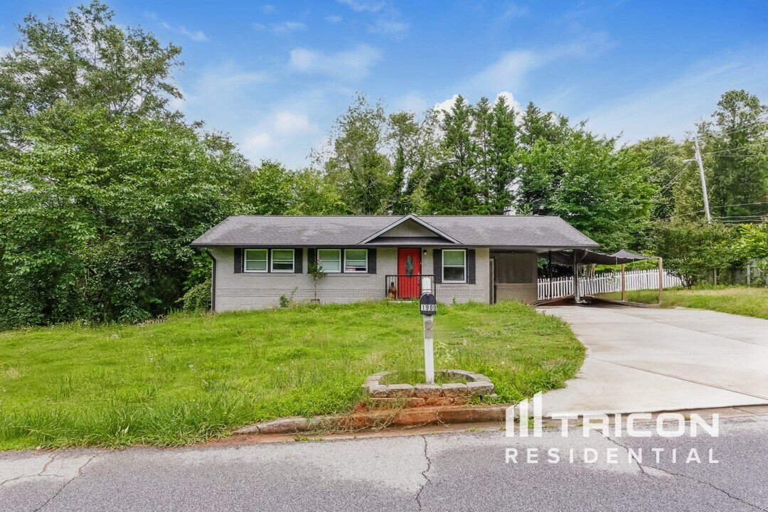 1900 Meadowbrook Ln SE in Marietta, GA - Building Photo